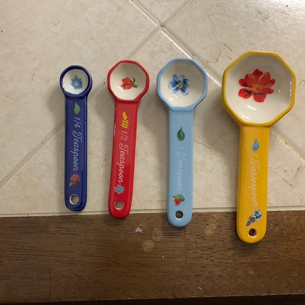 Pioneer woman measuring spoons